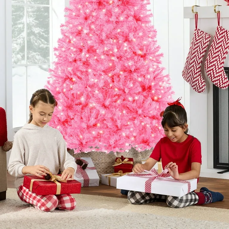 Pretty in Pink | A roundup of pink Christmas trees 🎀