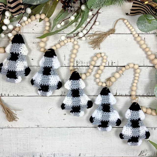 Ravelry: Buffalo Plaid Christmas Garland pattern by The Knotted Nest