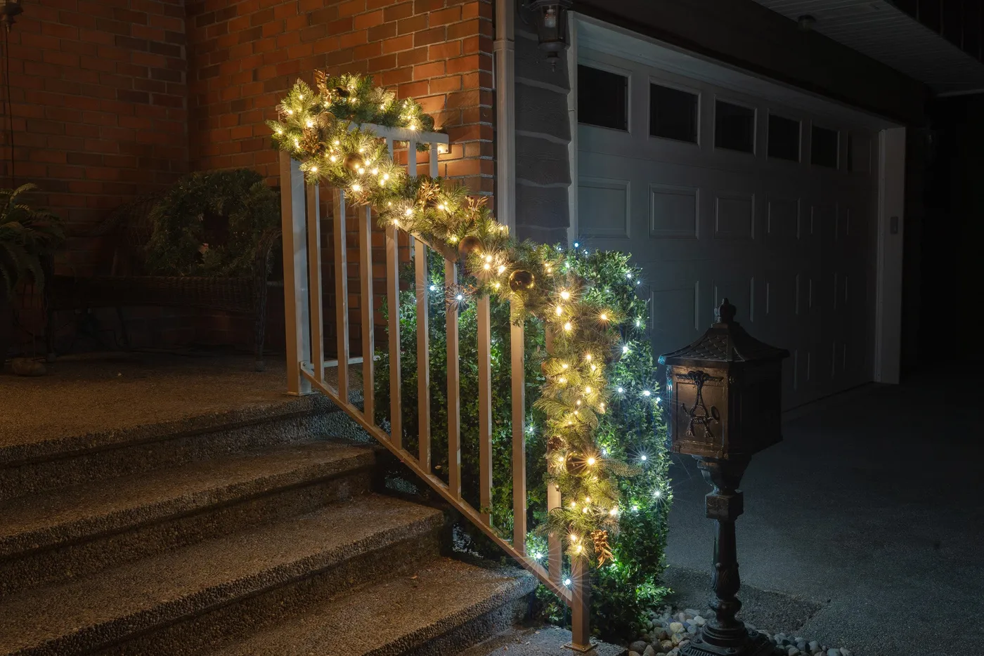 Royal Garland - Lit (9 ft) · Big Star Lights