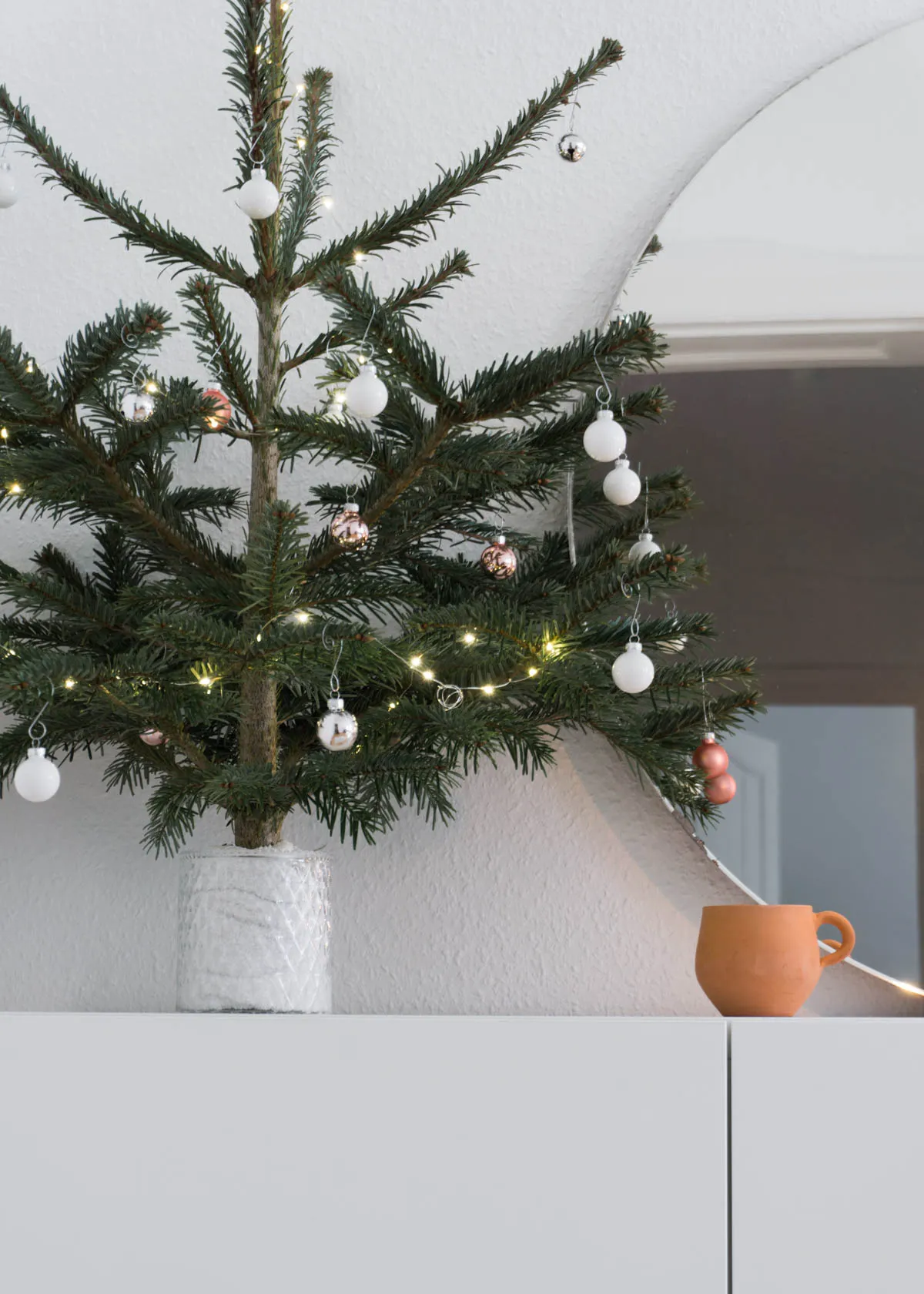 scandinavian-christmas-tree-decorations-minimal-interior-design-rg-daily-blog-5 — RG Daily