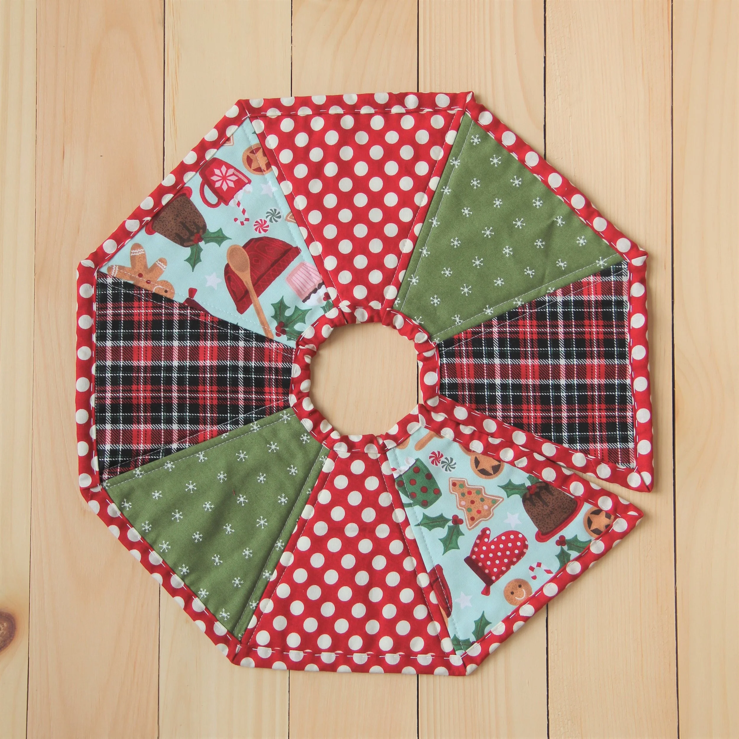 Sewing Handmade Christmas Tree Skirt Quilt-As-You-Go Mini Tree Skirt —  Crafty Staci
