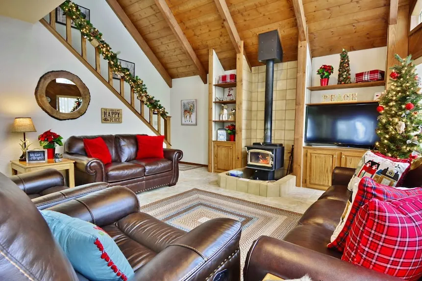 Shadow Rock Chalet with Spa, Spa Deck, Fenced Yard, Pool Table, Game Room & more - Munds Park | Vrbo