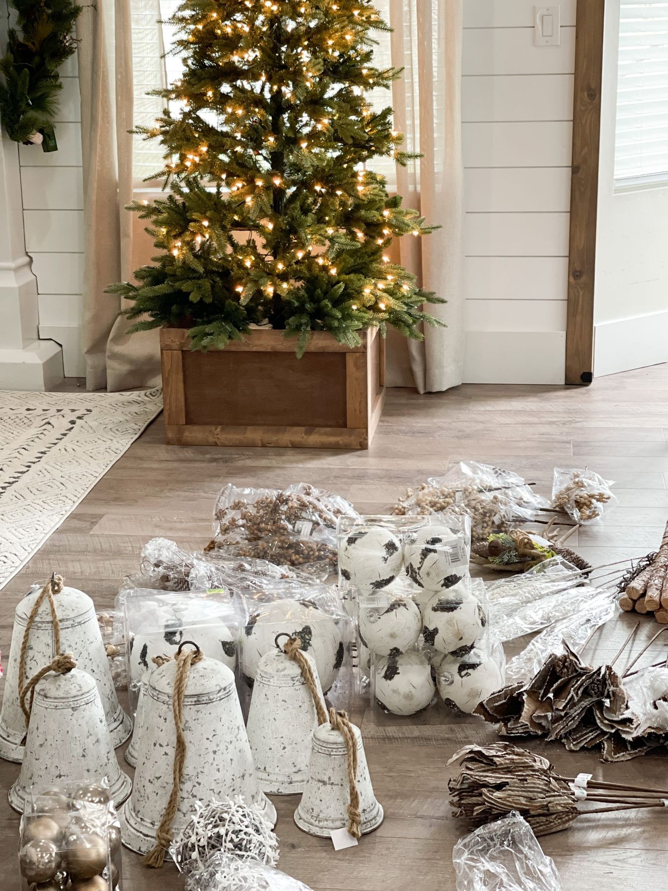 Simple Christmas Tree Decorating Ideas That Anyone Can Do - CityGirl Meets  FarmBoy