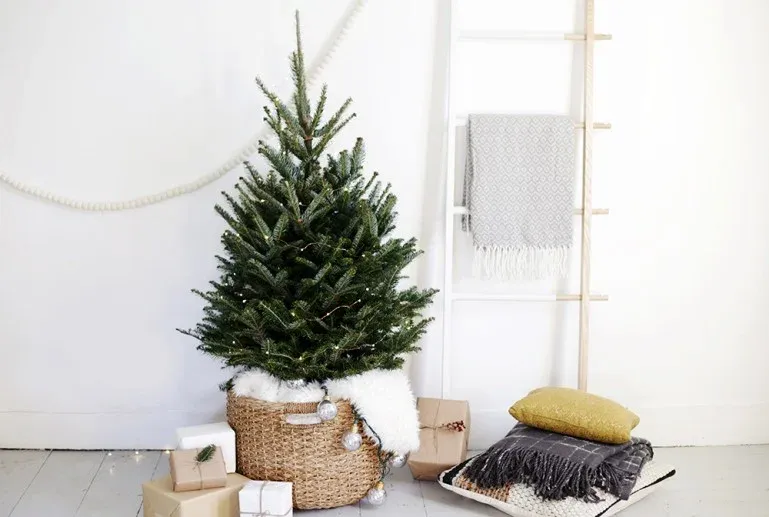 Simple Scandinavian Christmas Tree Decorating Inspiration