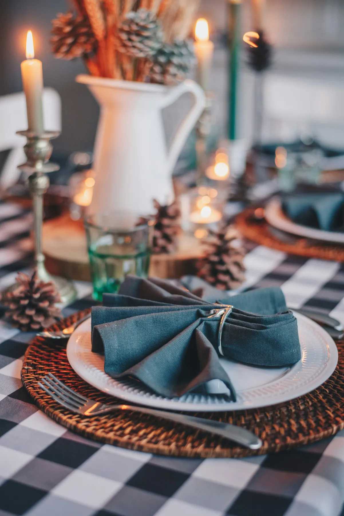 Thanksgiving is my favorite holiday of the year. The coziness of the candles, people gathered around the table, pumpkin pie. Those are the moment that we wish could last forever. There's so much to be