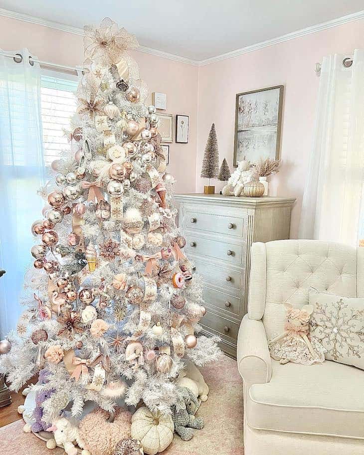 Top Tips for Decorating Your White Christmas Tree with Style - Farmhousehub