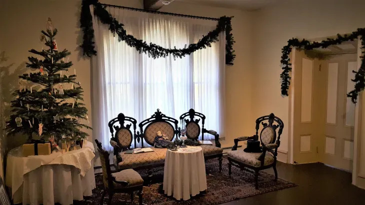 Victorian Christmas Décor Ideas With Original Fine Art | Victorian Home Decor