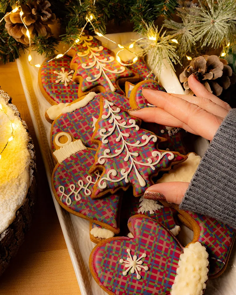 Wet-On-Wet Royal Icing Christmas Cookies With Natural Food Coloring - SweetAmbs