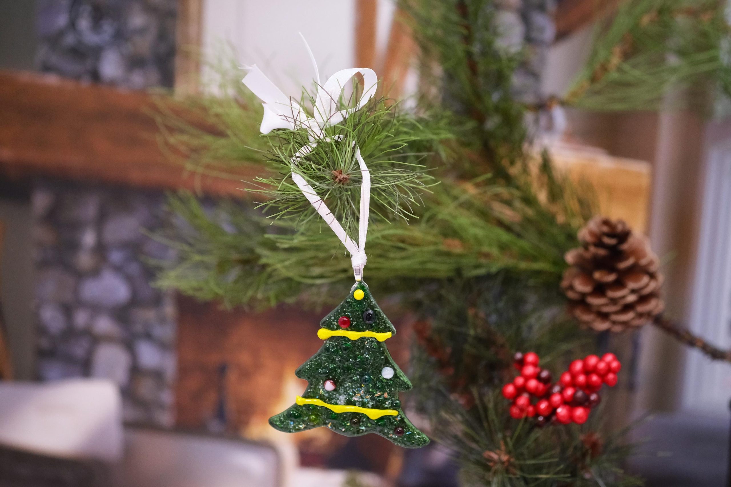 Whimsical Green Fused Glass Christmas Tree Ornament with Yellow Garlan – Seeds Glassworks