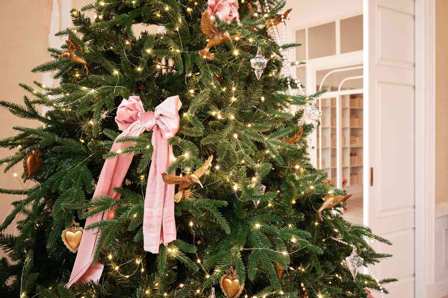 Why You Should Put Bows on Your Christmas Tree This Year
