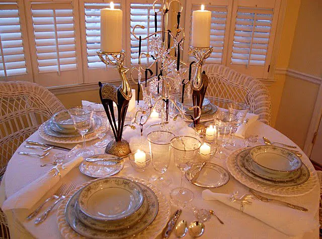 Winter Table Setting with Swarovski Crystal Ornament Centerpiece – Between Naps on the Porch