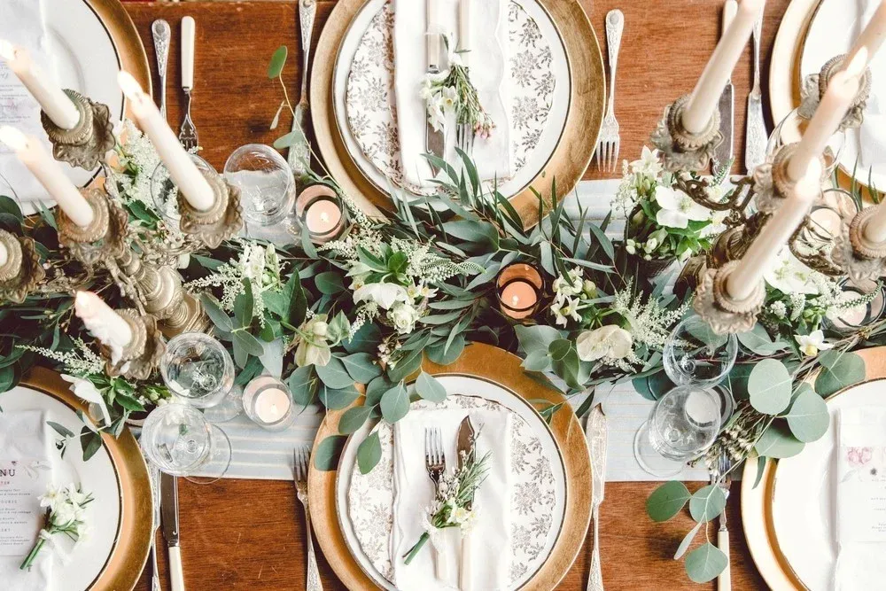 Winter wedding - decorations for the tables of guests and the bride and groom - :: Wedding blog